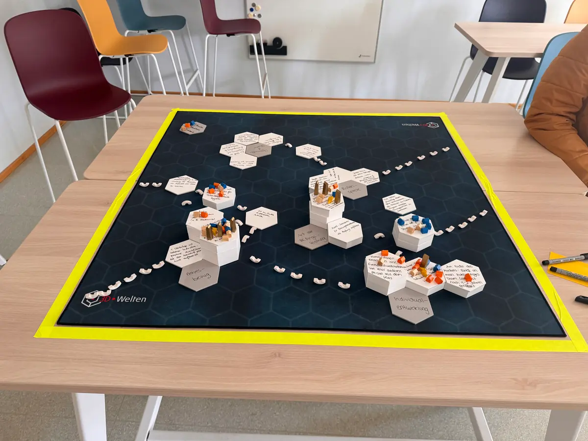3D-Welten Matte mit hexagonalen Kacheln und Modellen auf einem Arbeitstisch