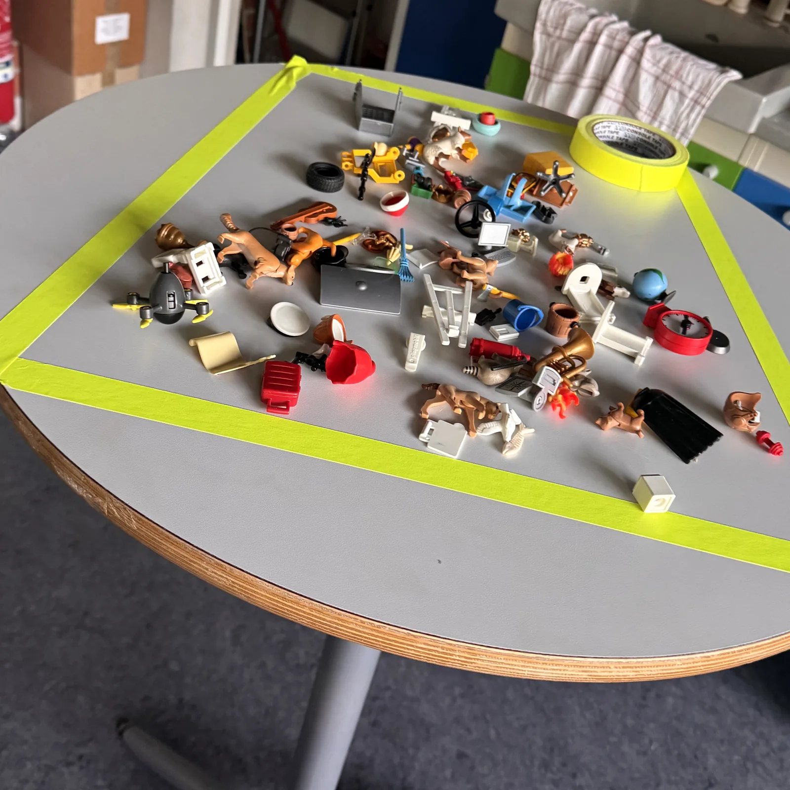 Workshop-Ergebnis mit PLAYMOBIL® pro Figuren auf dem Arbeitstisch